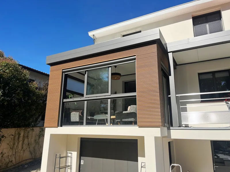 Extension de maison avec bardage bois composite réalisée à Colomiers