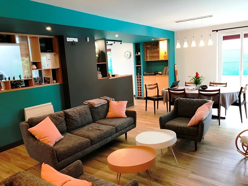 Espace de vie entièrement rénové avec niches sur mesure et peinture neuve