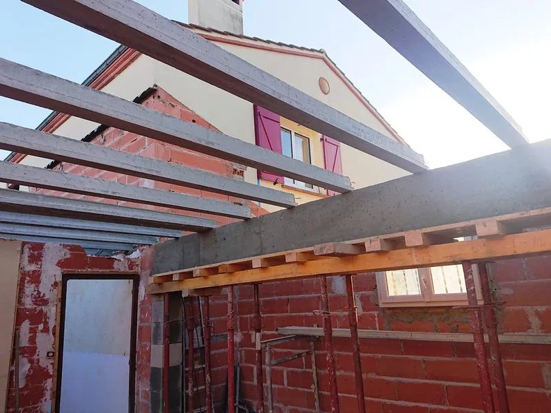 Surélévation avec pose de plancher hourdi sur un chantier à Colomiers
